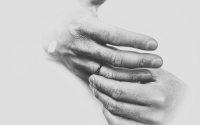 The hand of the grayscale images
